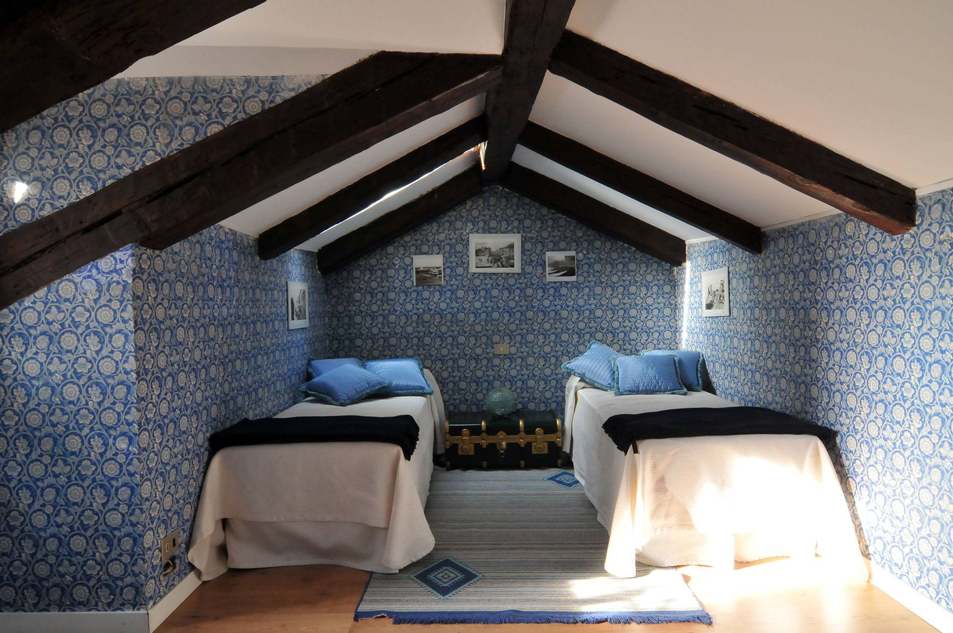 attic twin bedroom