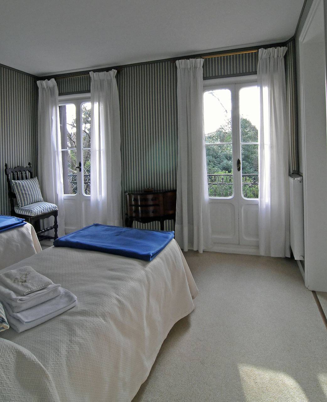 second bedroom with en-suite bathroom and balcony