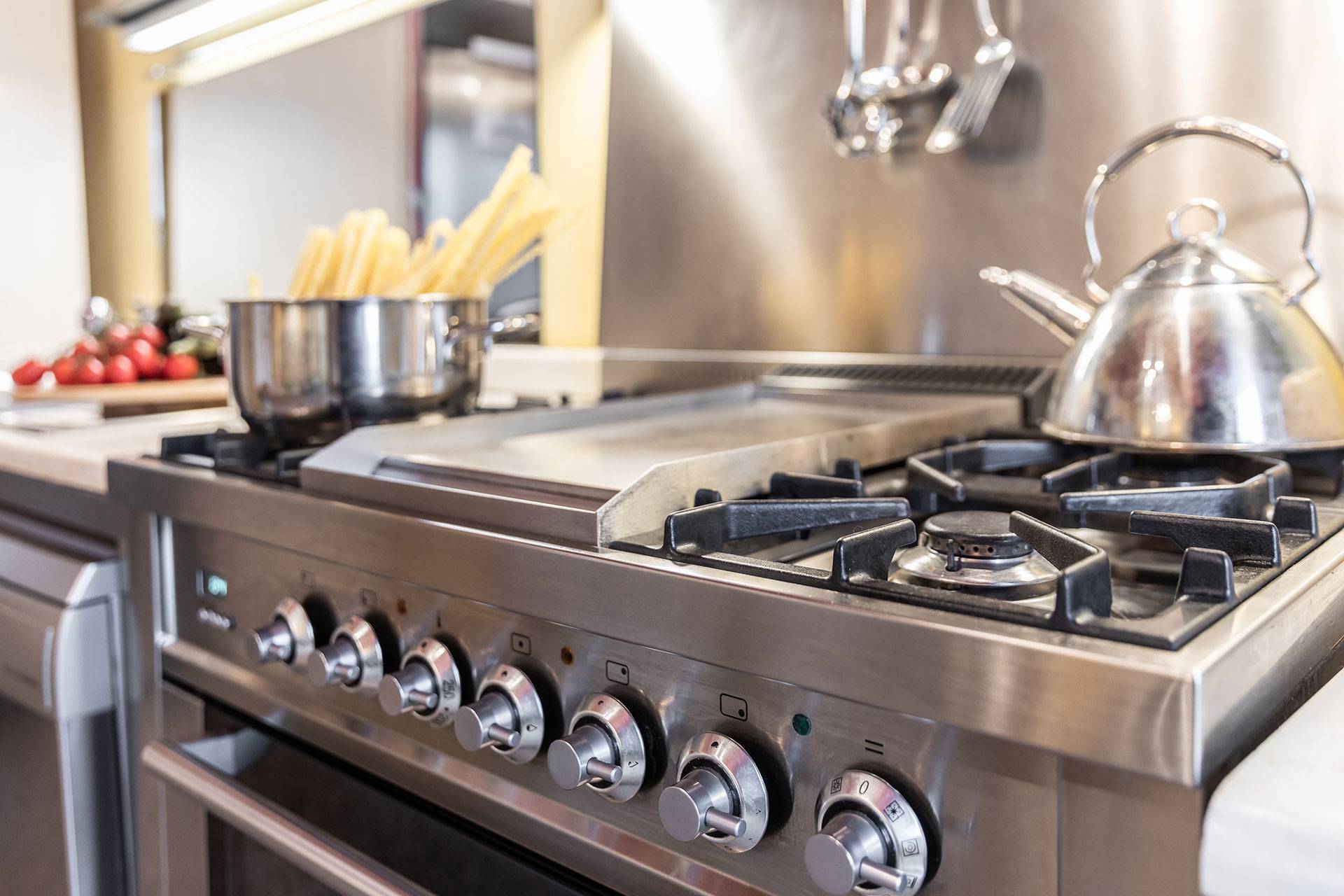 it is fully equipped with professional stainless steel stoves it is fully equipped with professional stainless steel stoves