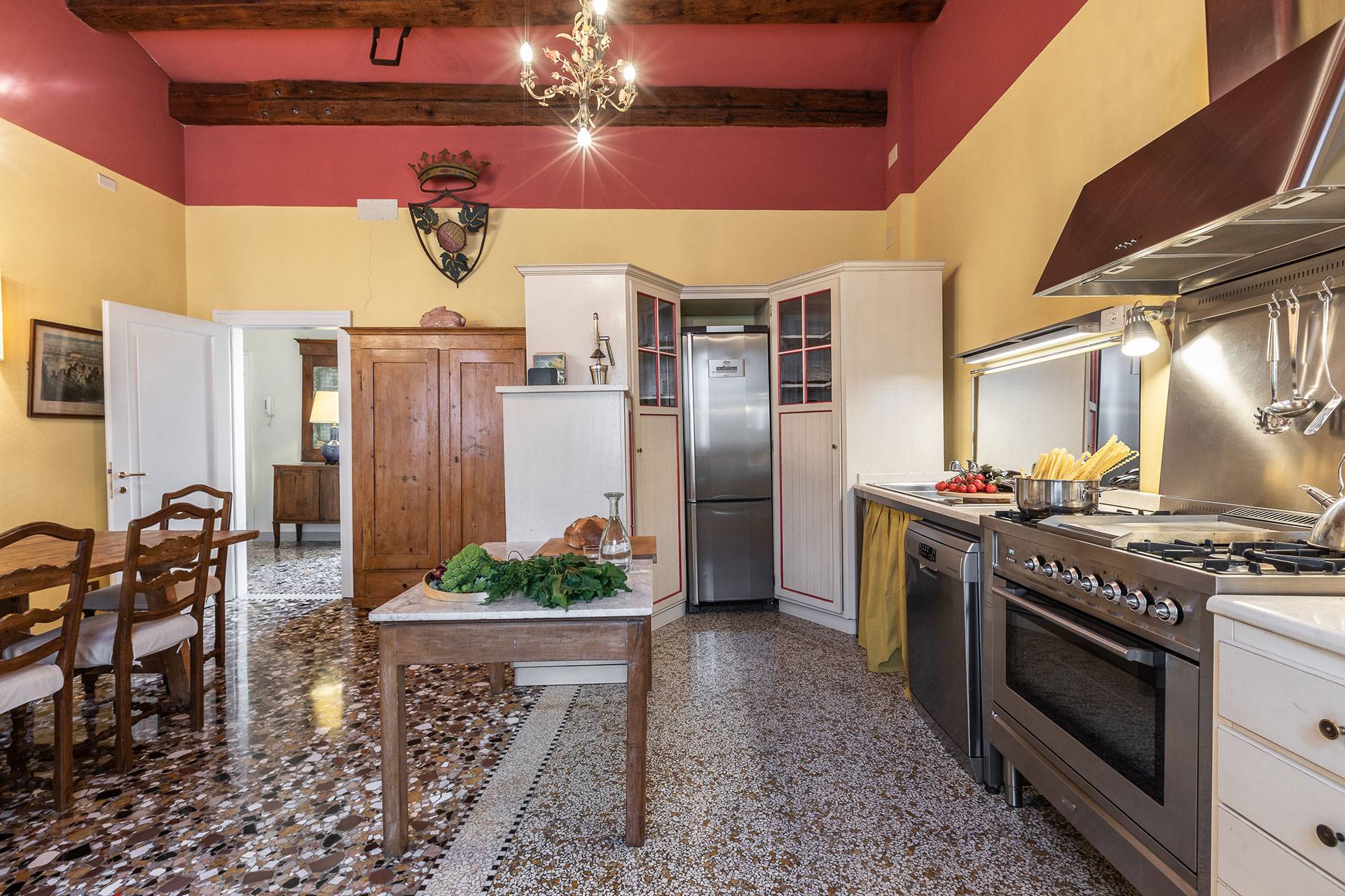 it is fully equipped with professional stainless steel stoves it is fully equipped with professional stainless steel stoves