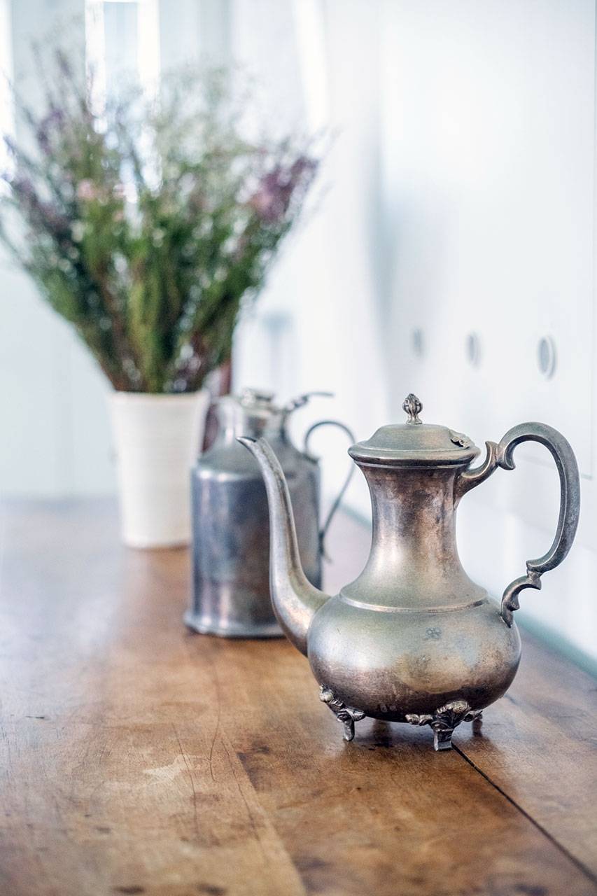 antiques and elegant decorative objects