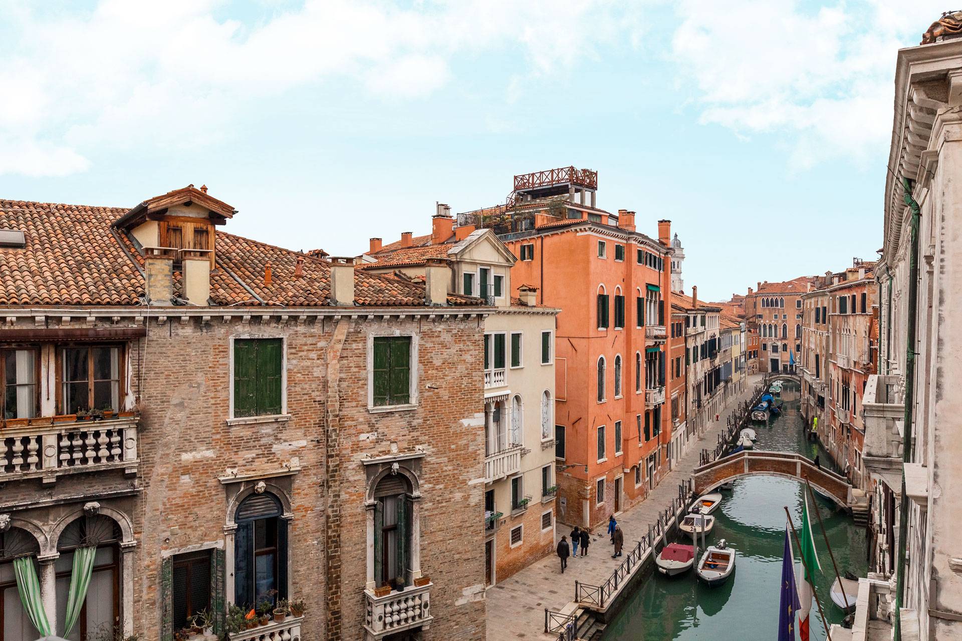 the Canaletto apartment features perspective canal view