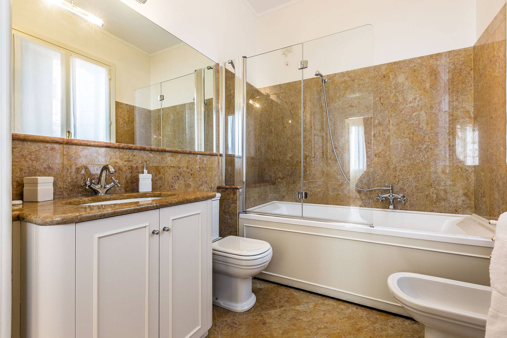 luxury en-suite bathroom with bathtub