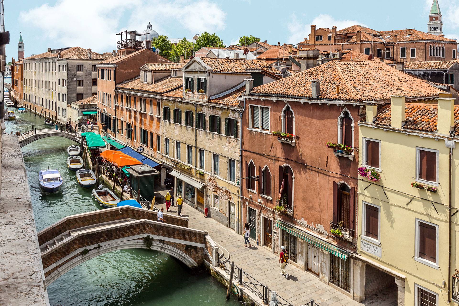 the panoramic canal view from the many windows is truly Venetian