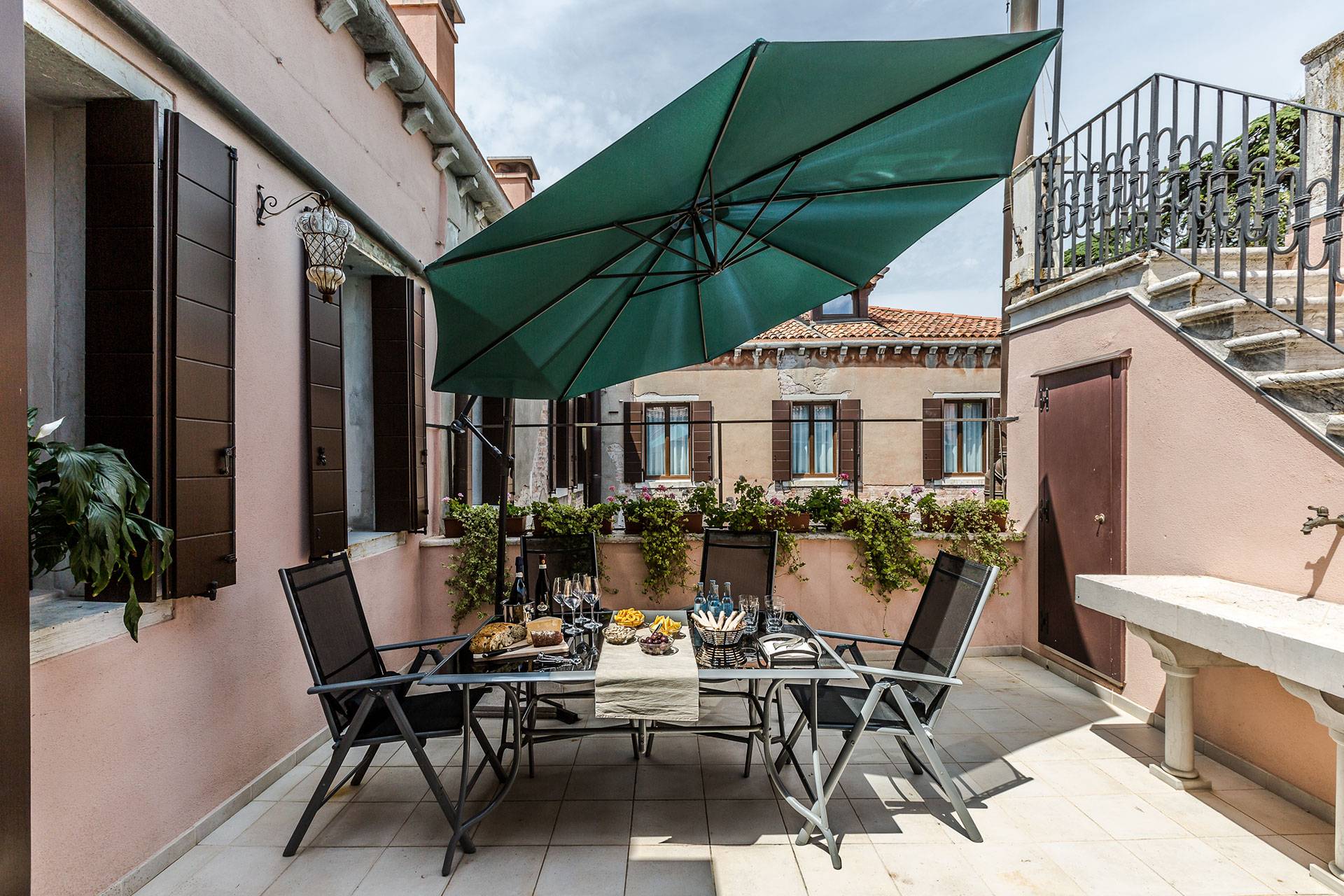 the guests of the Alighieri have access to a beautiful shared terrace