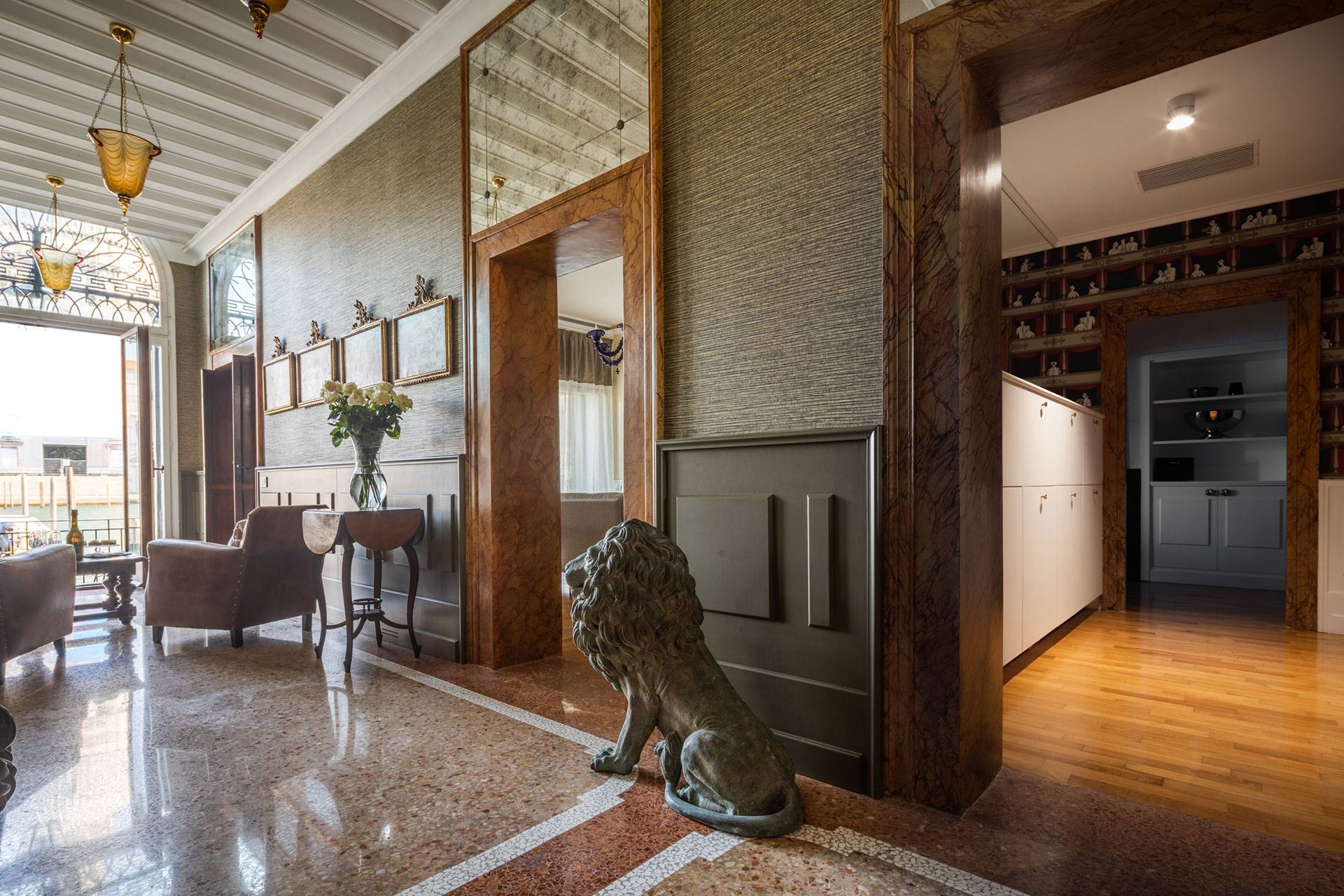 From the entrance hall you can access to the terrace on the Gran Canal