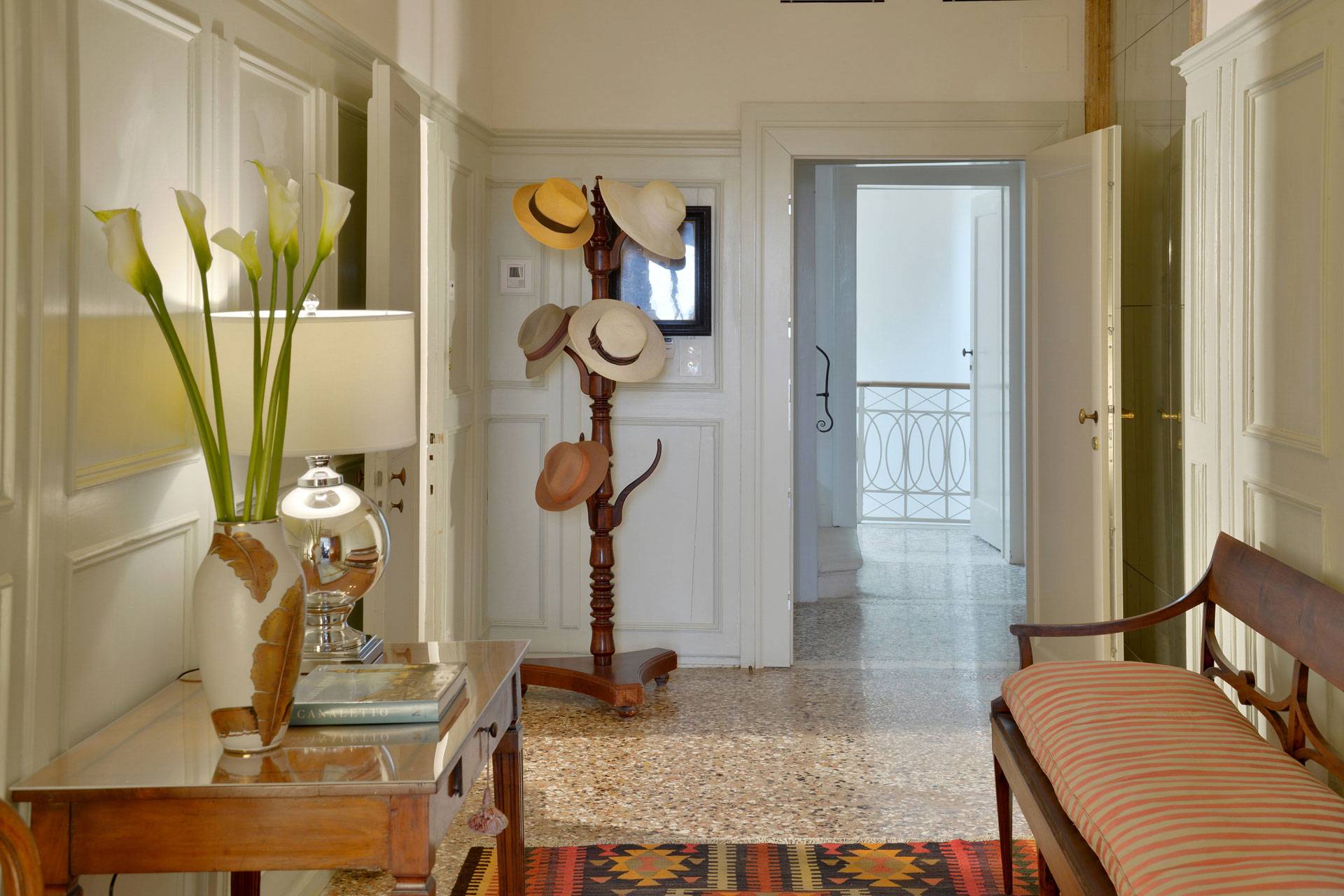 spacious entrance hall with access from the elevator