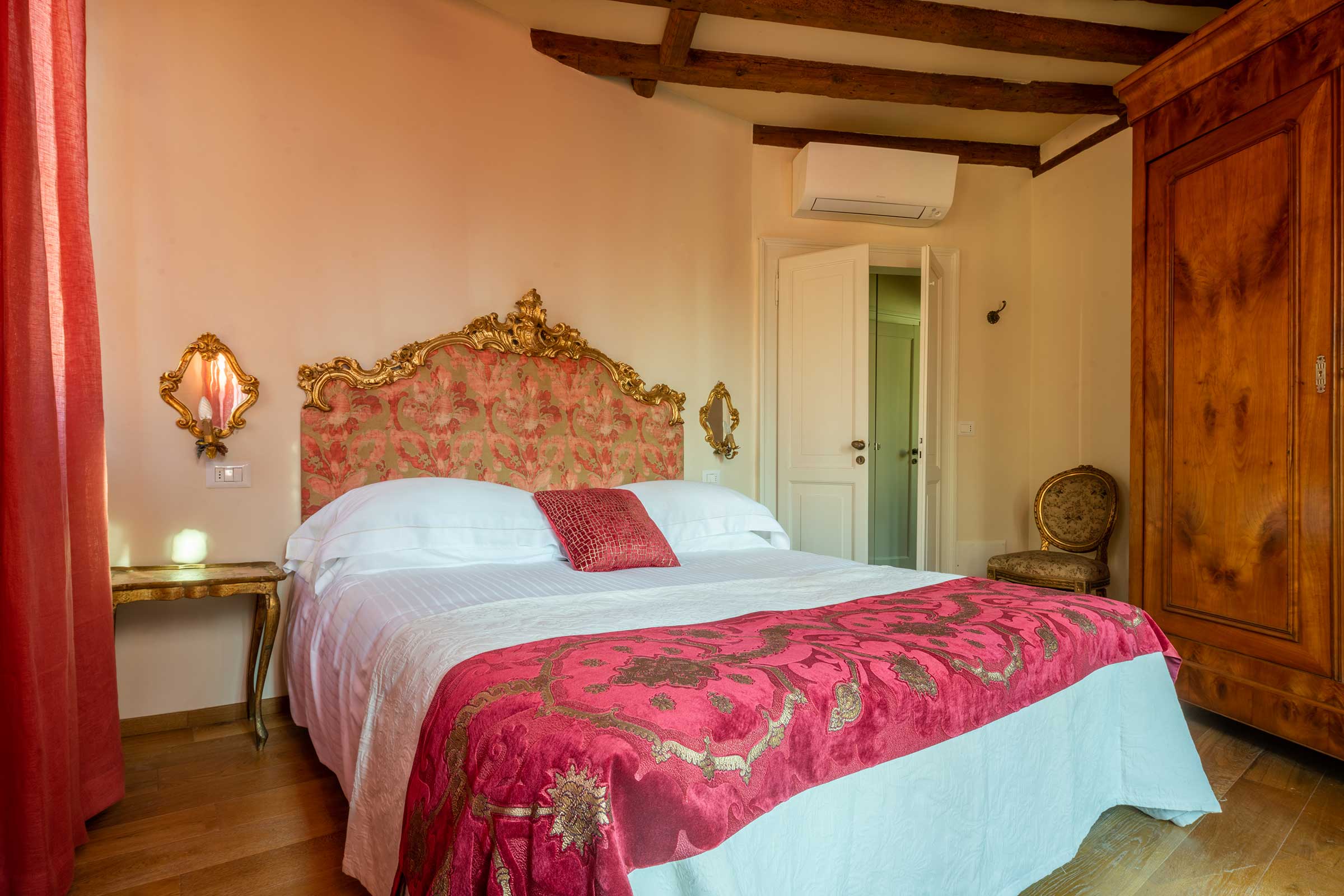 Falier apartment elegant and romantic bedroom with balcony and picturesque view