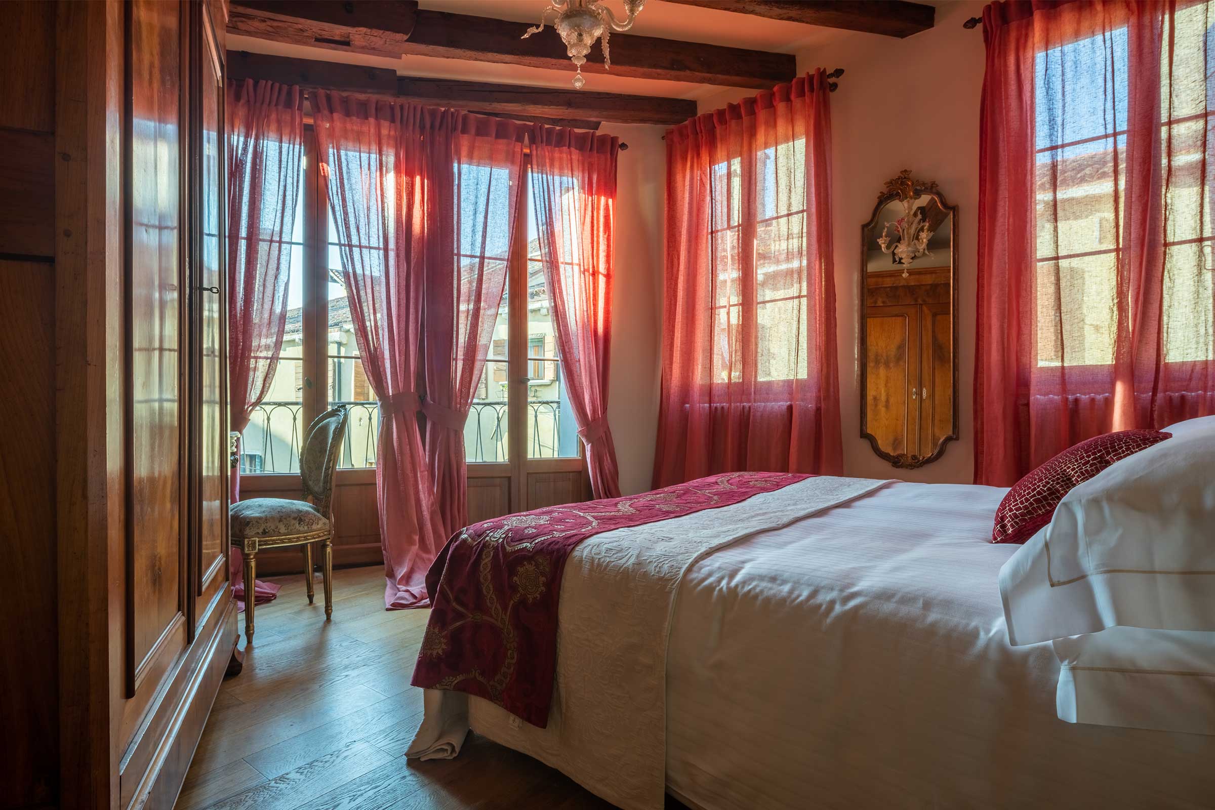 Falier apartment elegant and romantic bedroom with balcony and picturesque view