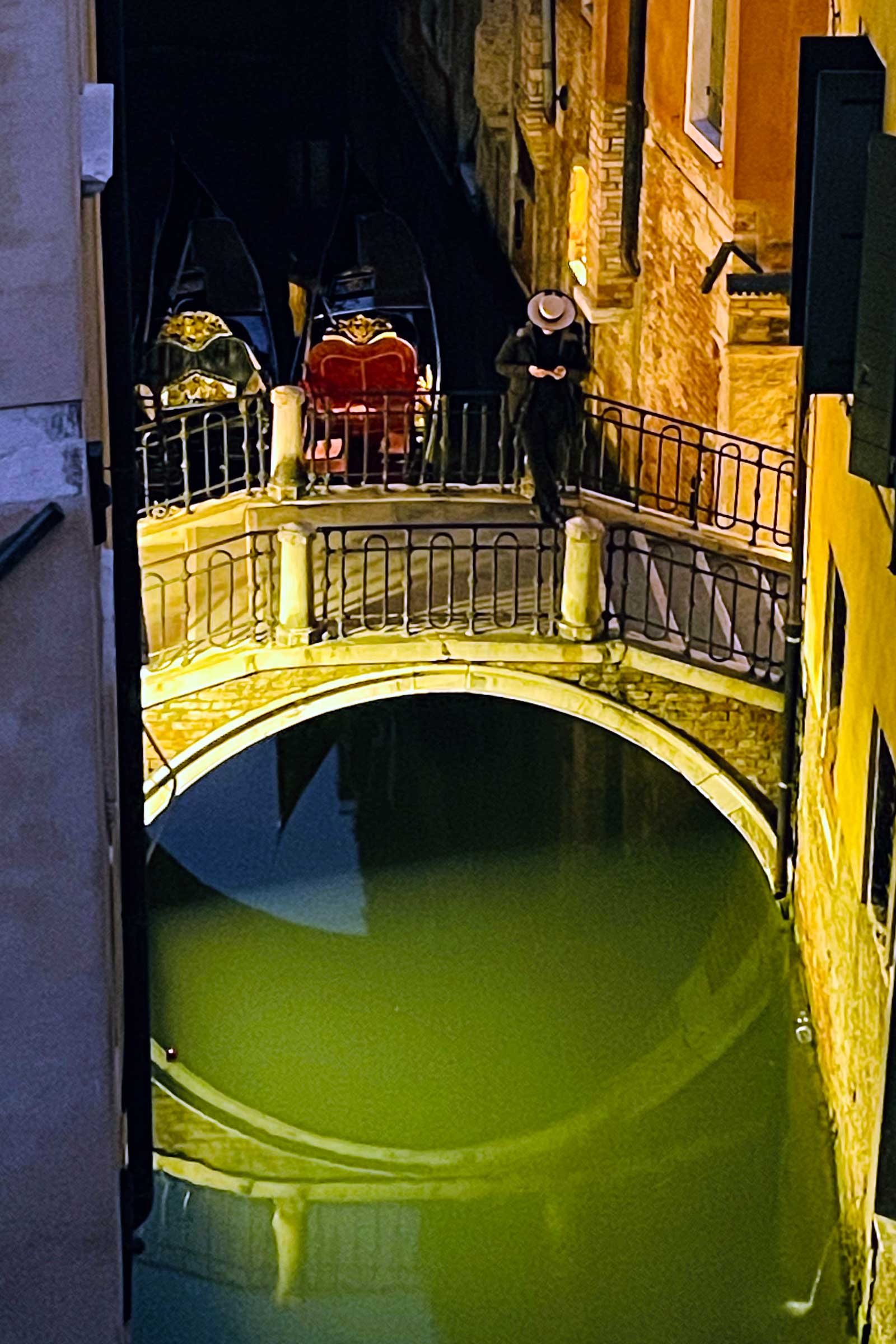 Gondoliers waiting for clients on the bridge