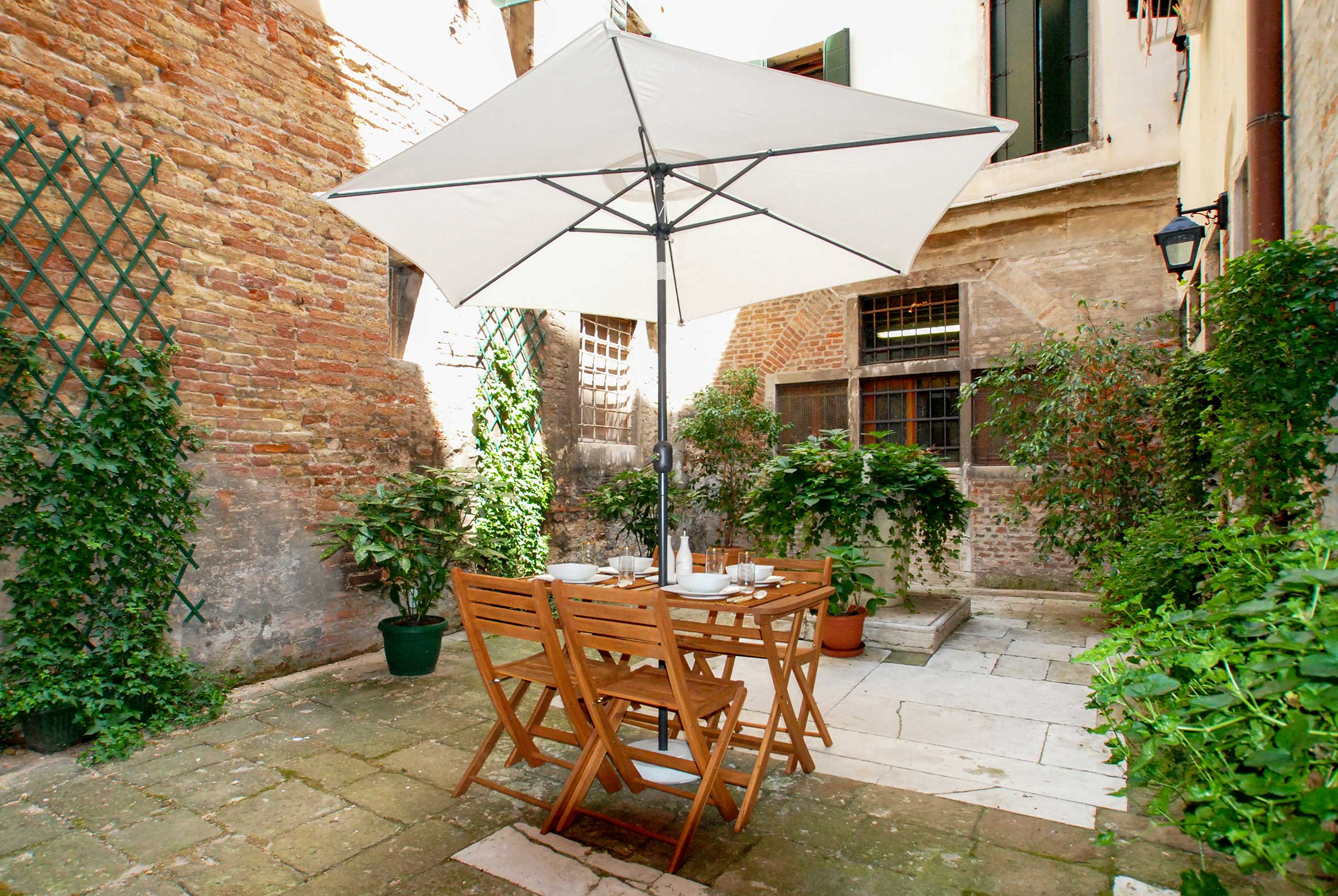 there is a private backyard with a nice table