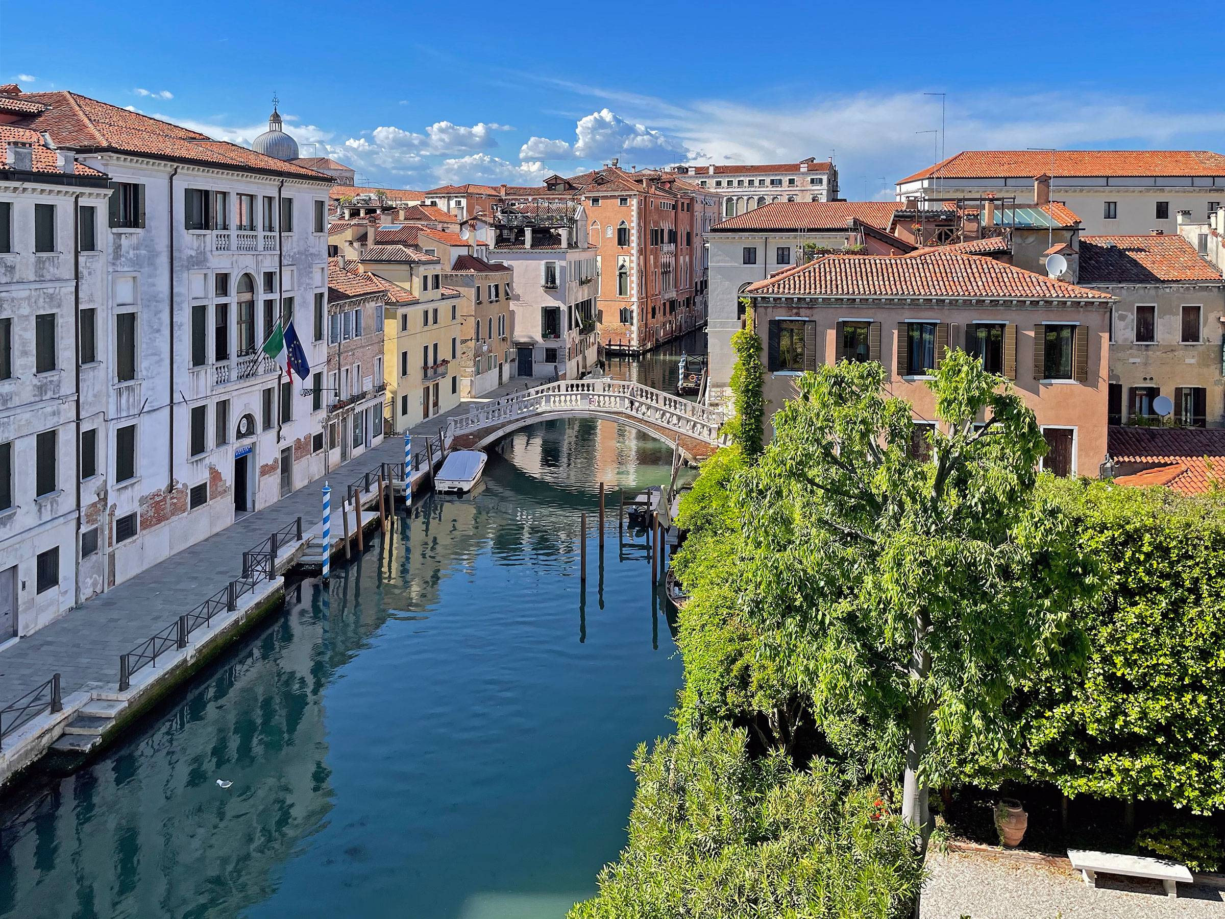 Stunning canal view enjoyable from the living room and bedroom of the Alighieri "C" apartment