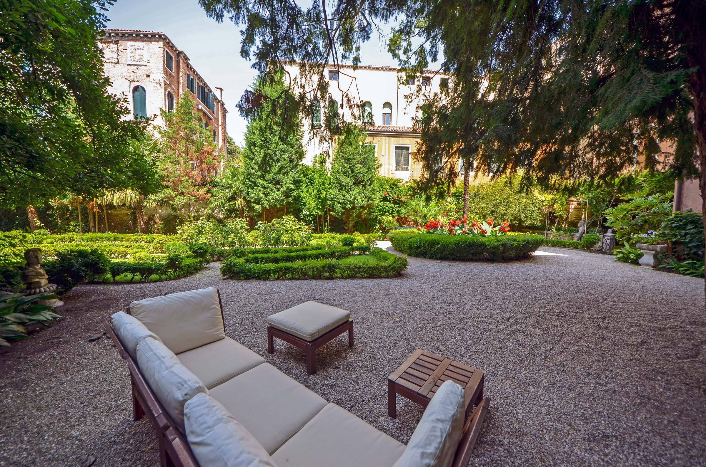 Rezzonico Palace - shared garden