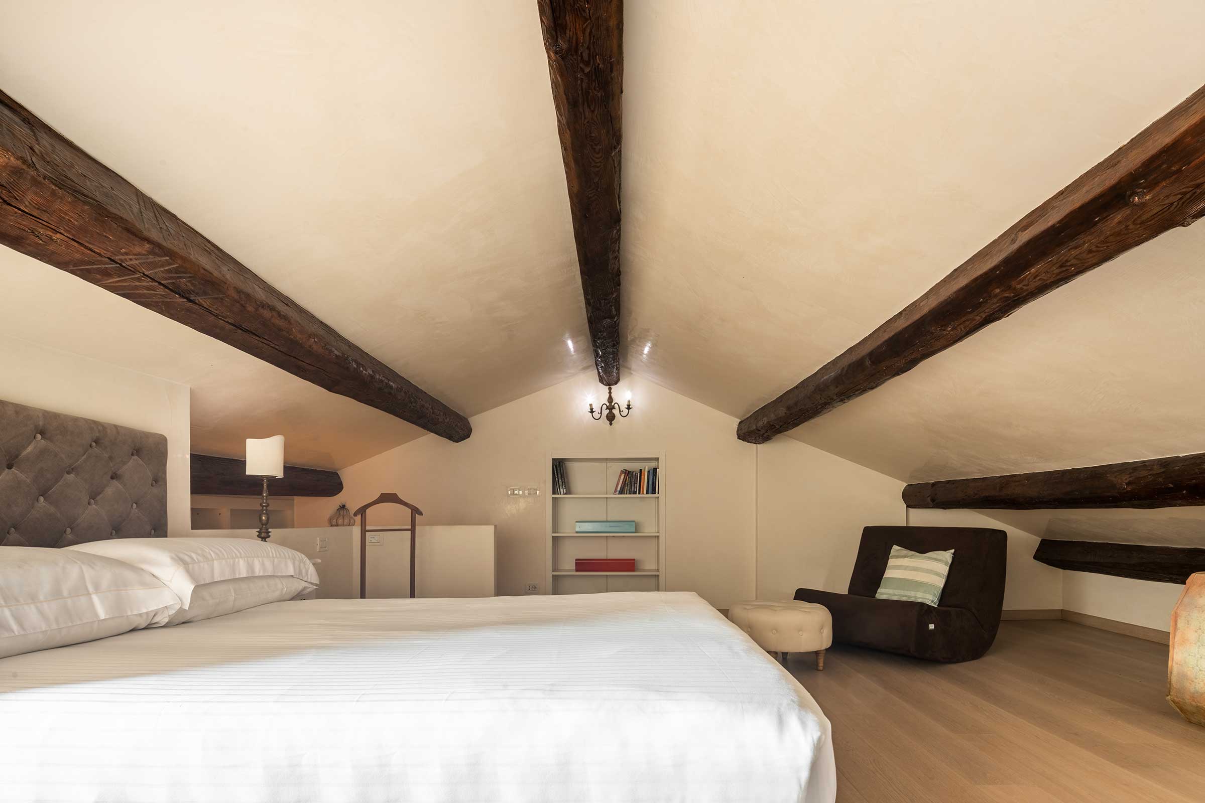 Alighieri "D" attic room with double bed and rooftop view
