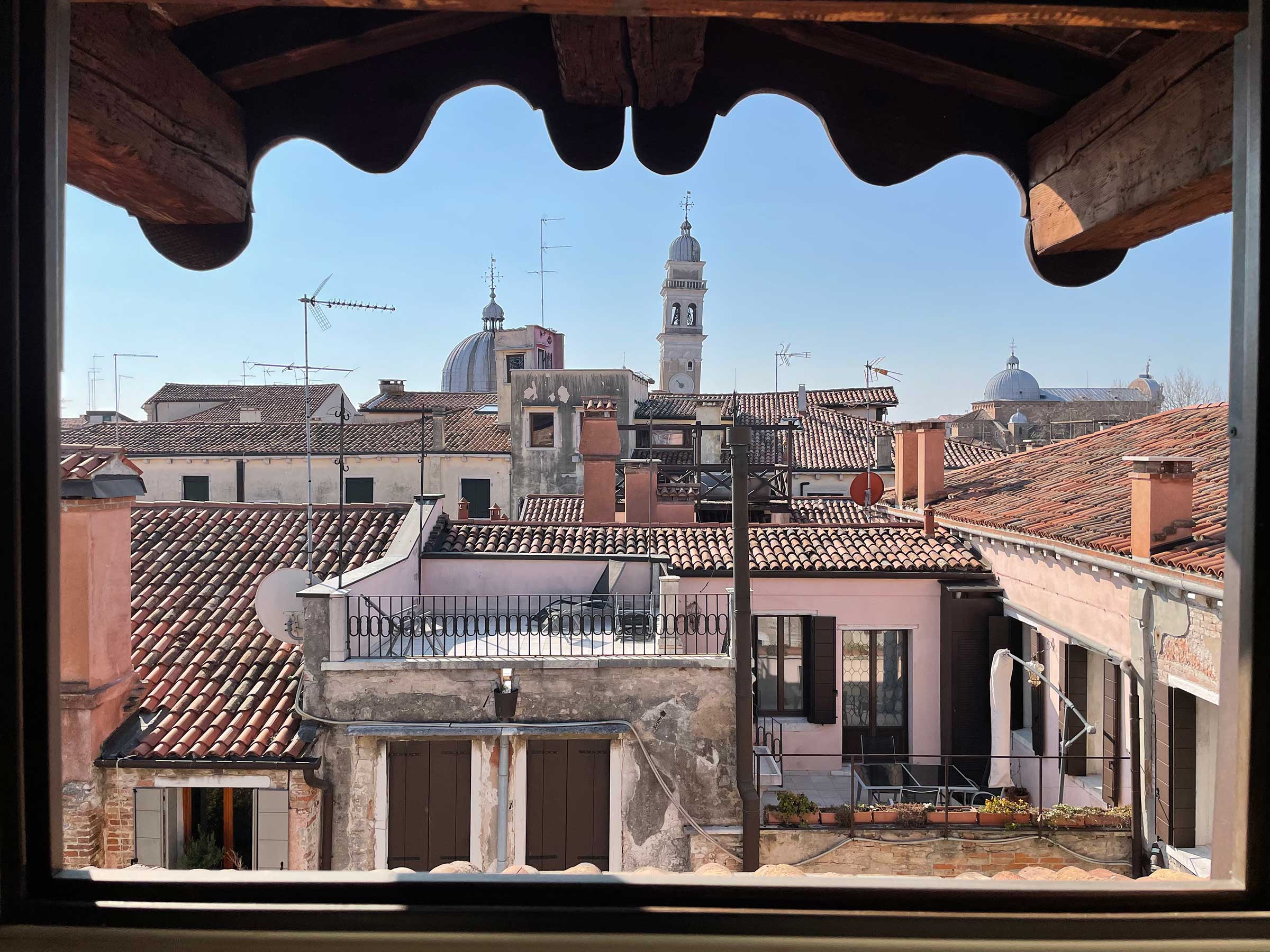 Alighieri "D" attic room with double bed and rooftop view