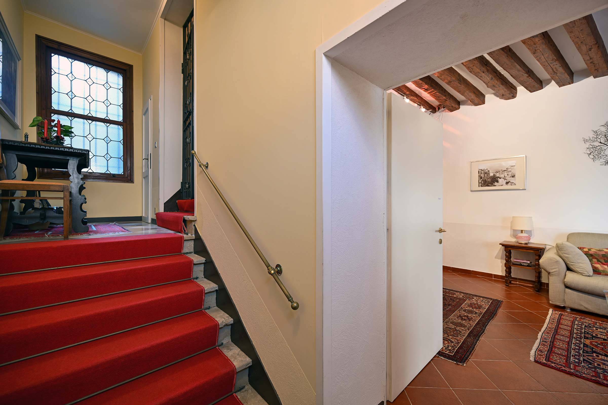 shared entrance to the Orseolo apartment, with the owner living upstairs