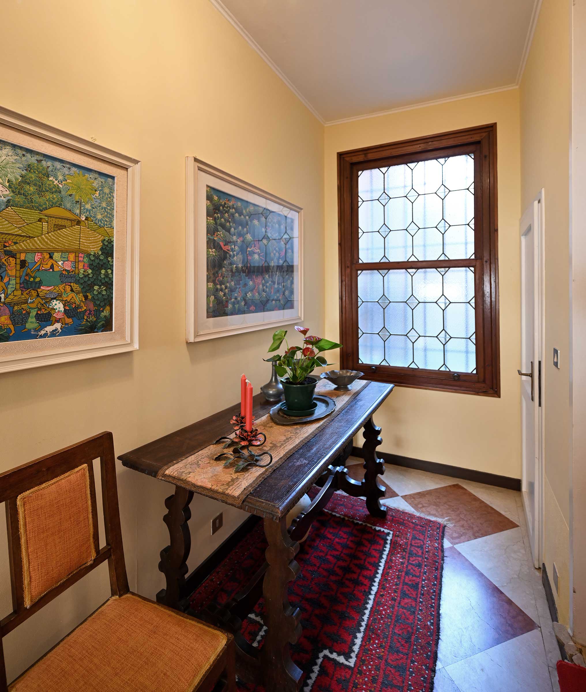 shared entrance to the Orseolo apartment, with the owner living upstairs