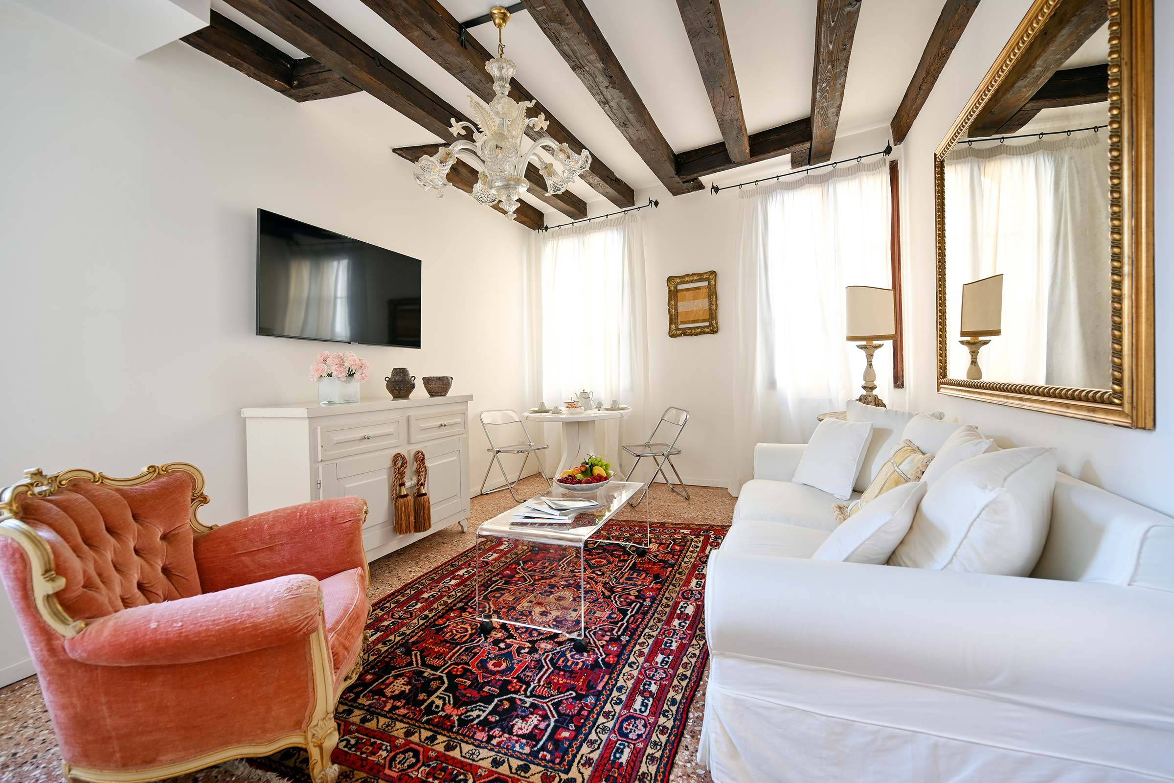 Pisani Apartment elegant and comfortable living room Pisani Apartment elegant and comfortable living room