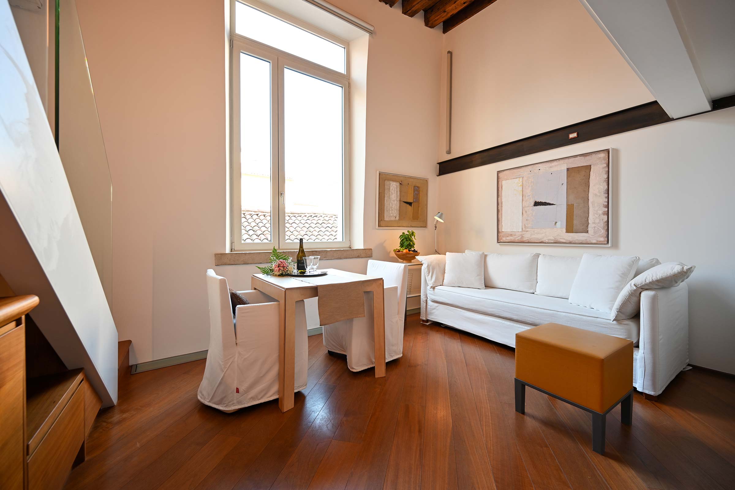 San Trovaso Loft comfortable and airy living room