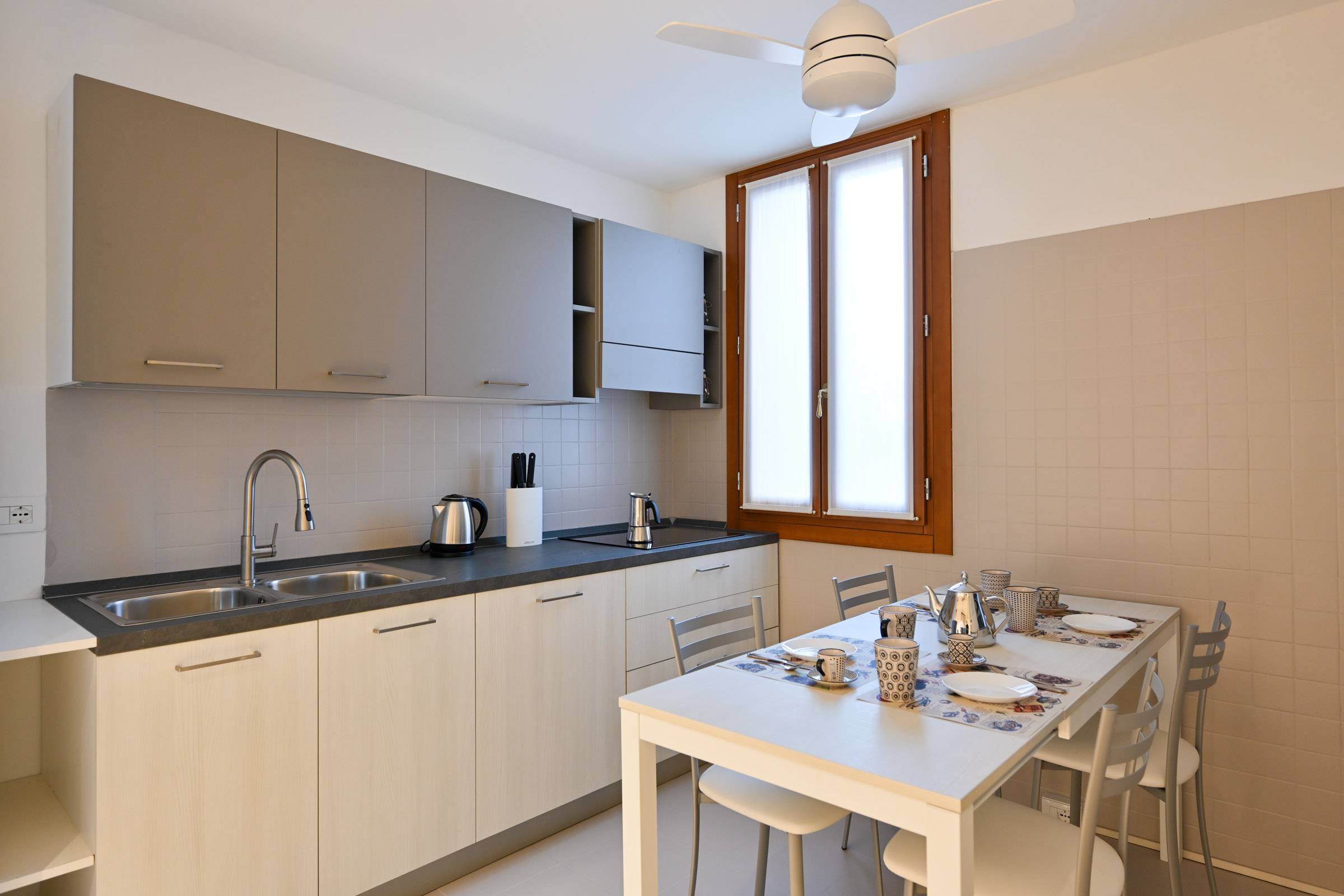 fully equipped kitchen with table for 6 people