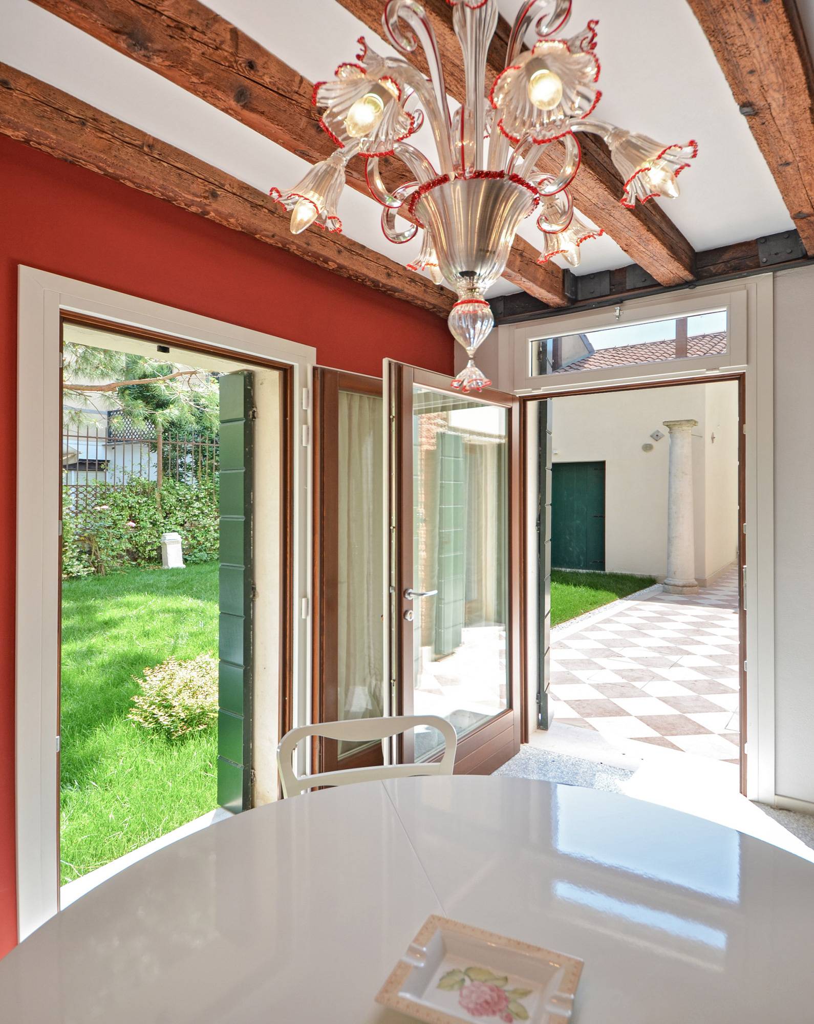 the living room opens on the garden and gives the feeling of outdoor dining