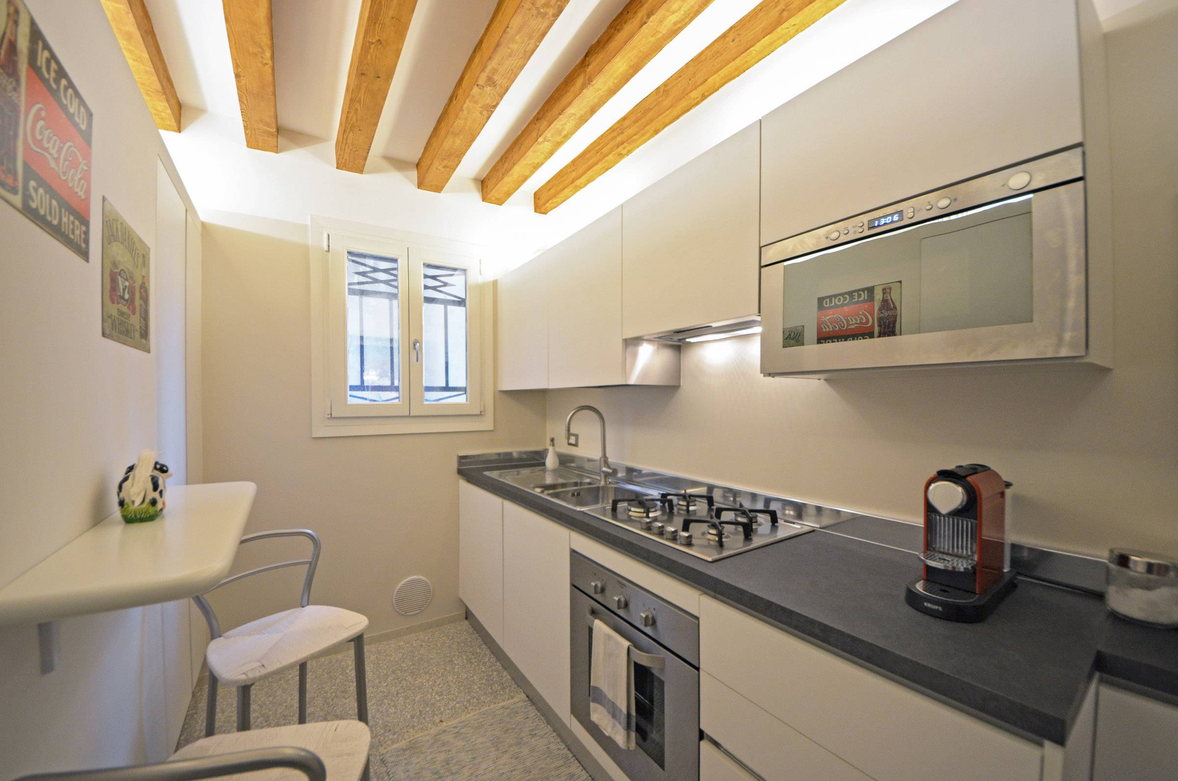 well-equipped kitchen of the Palladio apartment