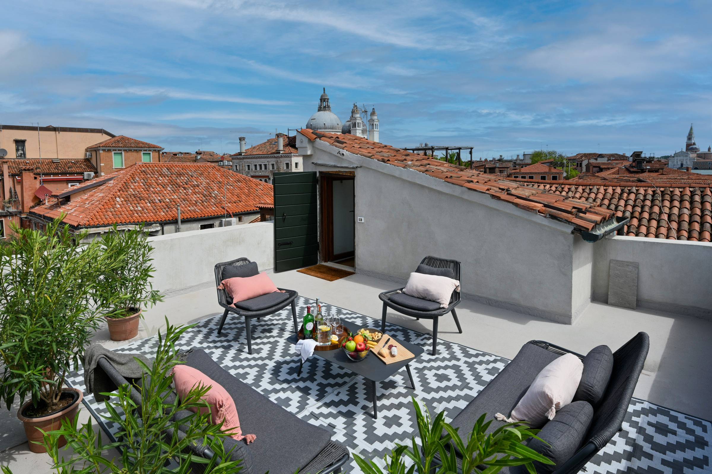 Roof-top Terrace with panoramic views