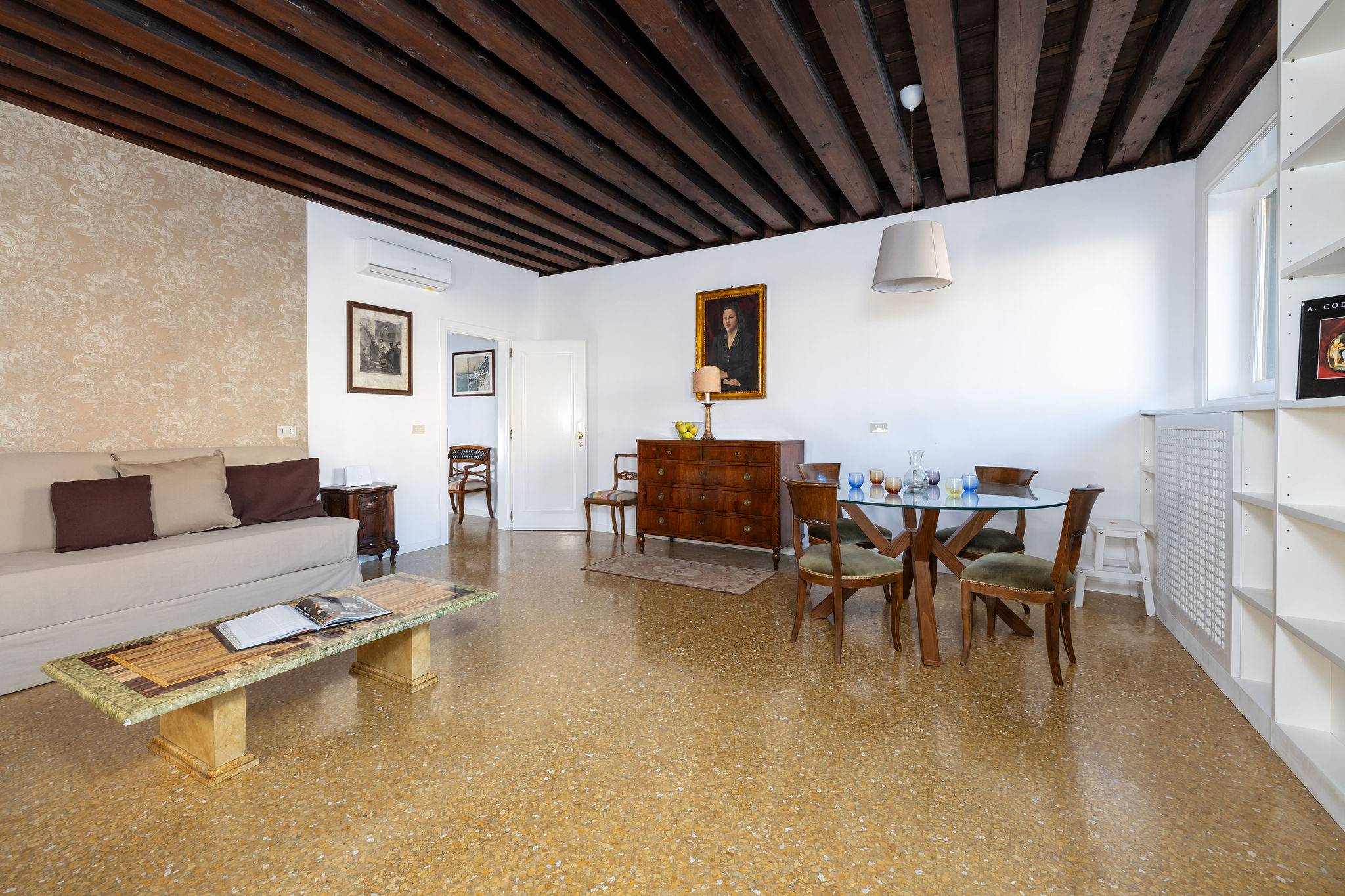 living room 