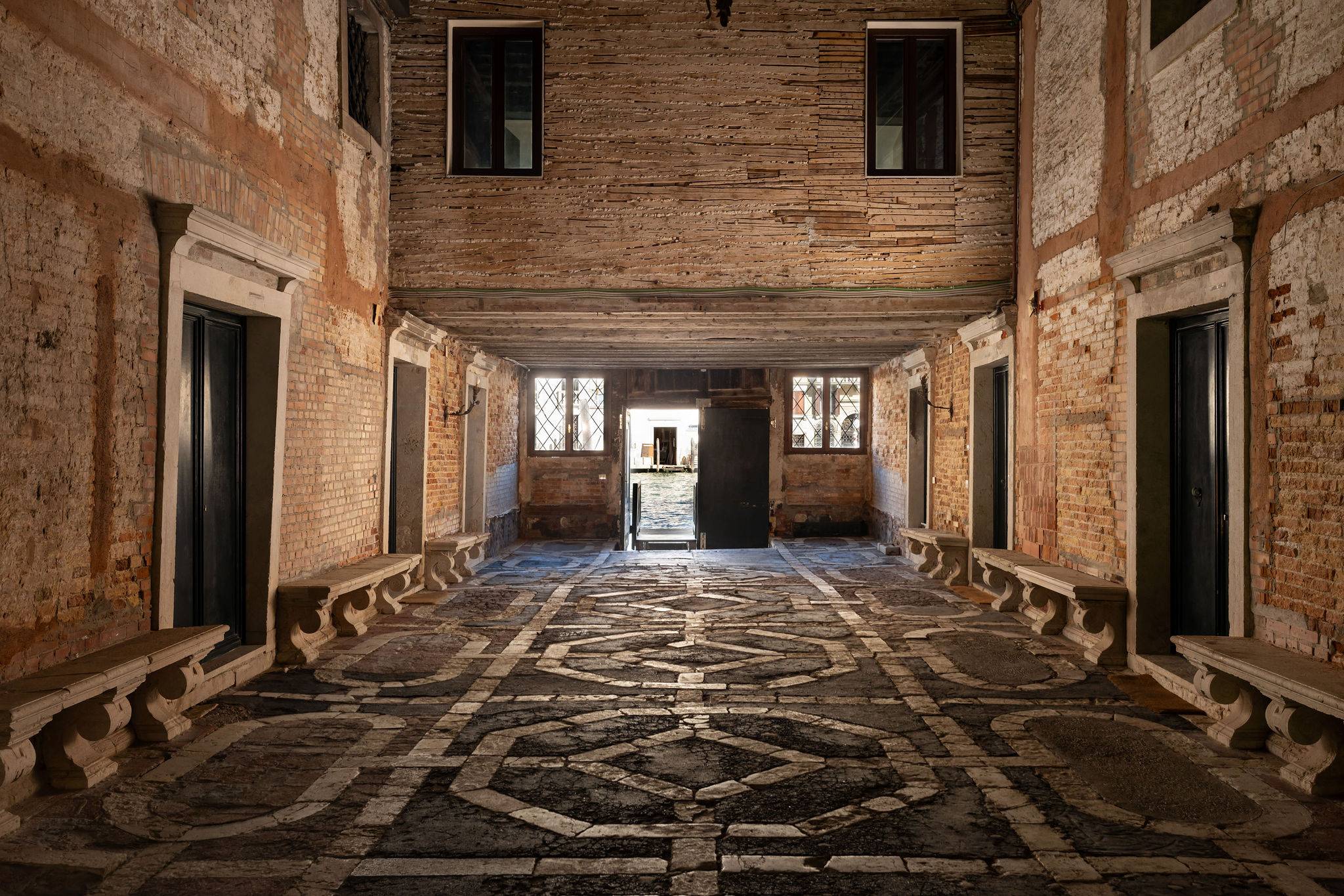 entrance hall of the Duodo apartment with water door
