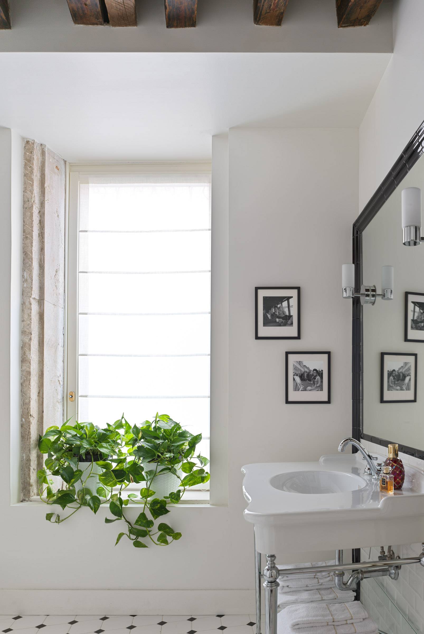 main bathroom with walk in "Italian style" shower main bathroom with walk in "Italian style" shower