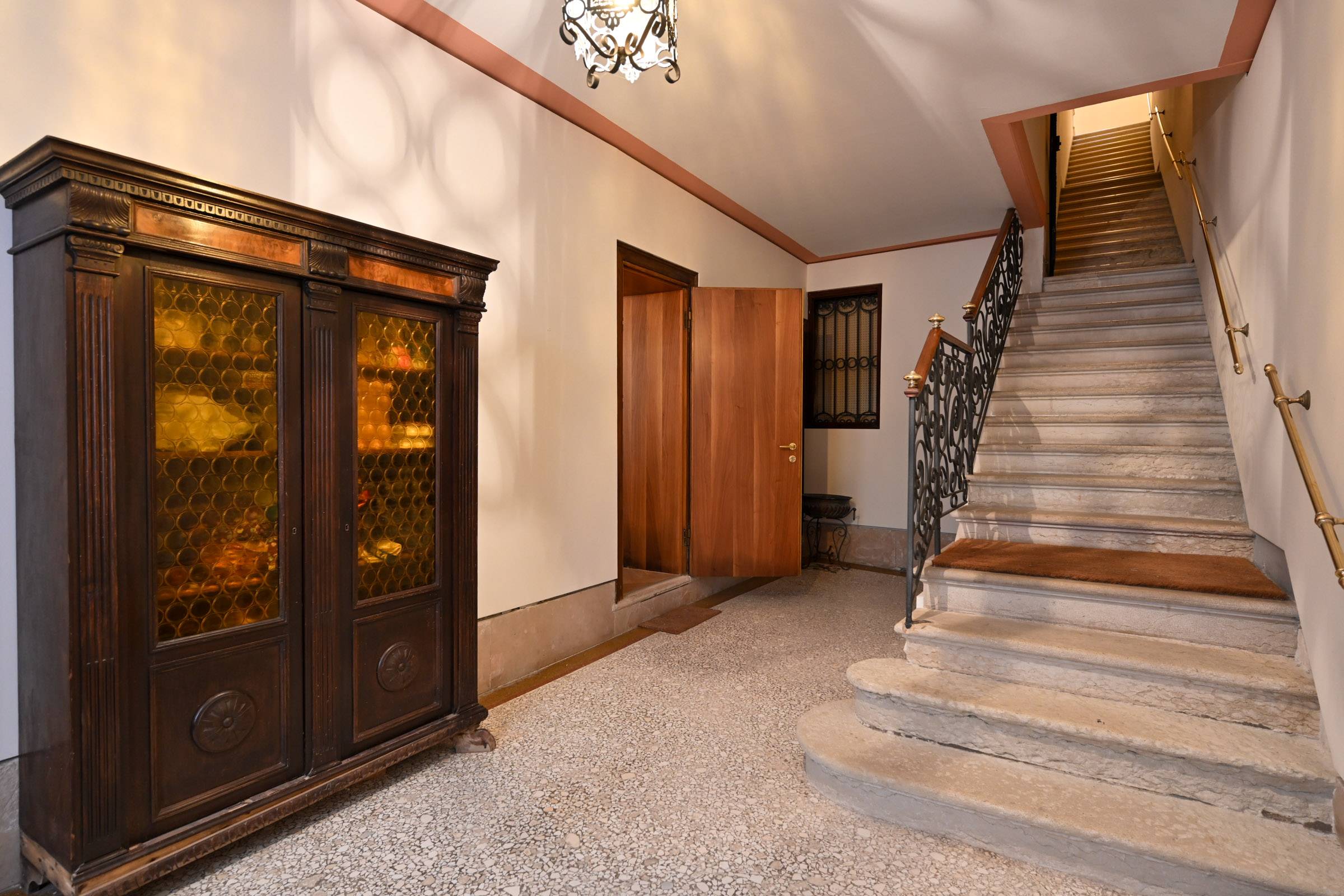 o_1j9uj3uqi19401v5k11rb183l1m382h